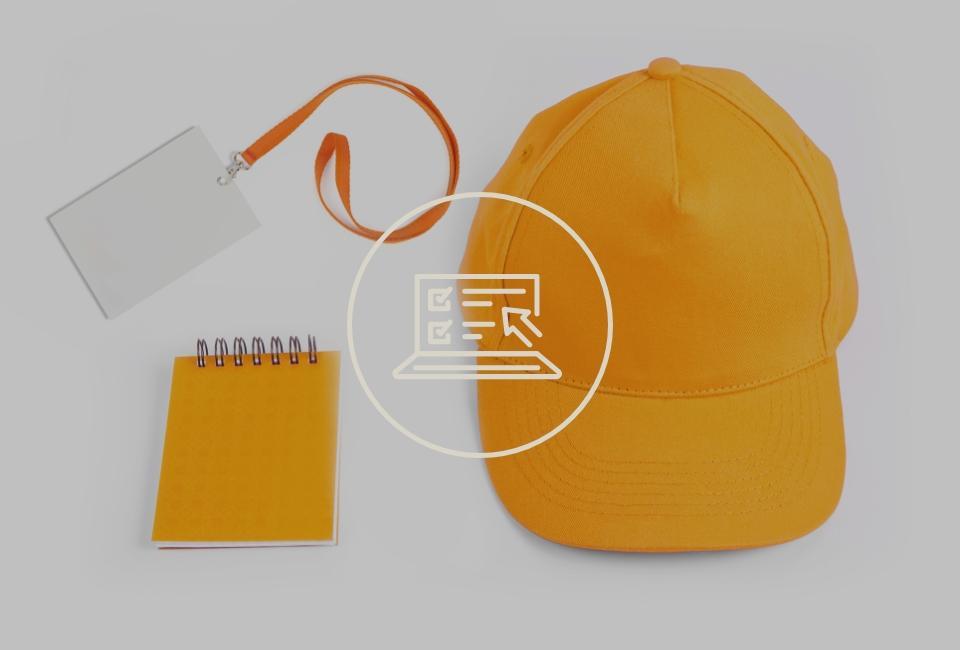 żółta czapka i identyfikator